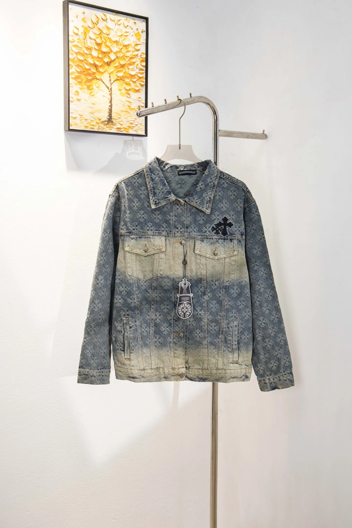 P340 Style No.: Y194 ChromeHearts heavy-duty steel-printed classic Sanskrit all-over jacquard hot-drilled denim jacket for men and women. New ChromeHearts Sanskrit printed custom fabric jacket. Gradient color wash, hot-drilled cross denim jacket on the back. A very heavy-duty one. The top is made of heavy weight. Presbyopia is suitable for early autumn outings. The denim fabric can be directly machine washed without deformation. Washing and distressing also give a sense of high-end. Power style wear, follow the photo and mirror. The gradient color is super high-end 💕 Each diamond shines with a unique light, as if telling a fashion story ✨ The steel-printed jacquard adds a three-dimensional and artistic sense, making this jacket instantly unique. Size:s m l xl